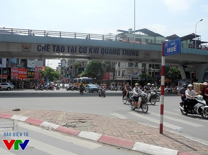 Ô Cầu Dền ngày nay chính là ngã tư hợp thành bởi 4 con đường: phố Duy Tân (tức Phố Huế), phố Bạch Mai, đường Đại Cồ Việt, đê Bành Lao (nay là đường Trần Khát Chân)